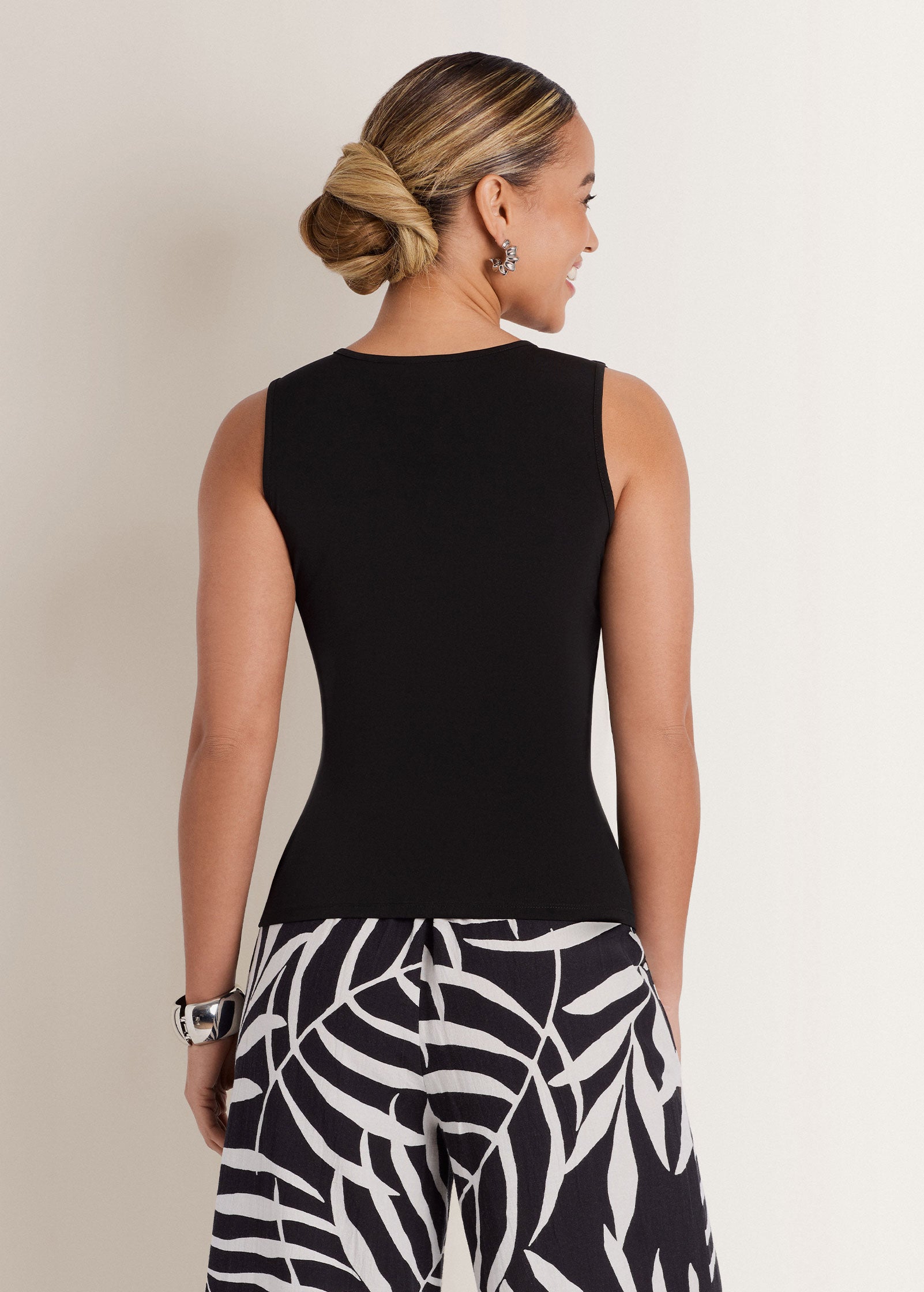 Venus Knot Front Sleeveless Top Jet Black – VENUS